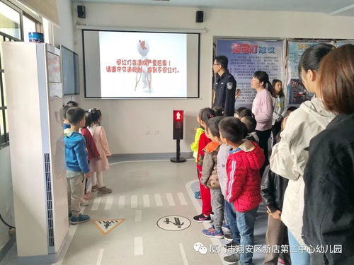 新二萌娃勇闯神秘基地 大手拉小手，共筑交通安全梦