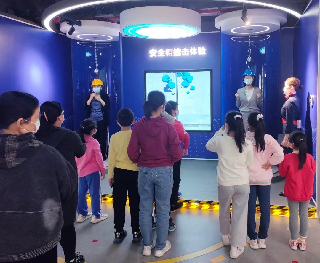 男子外墙施工被困？南山安全教育体验馆来告诉您如何正确高空作业